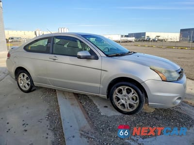 Czwarte zdjęcie samochodu z boku: 2009 FORD FOCUS SE VIN:1FAHP32NX9W177616 - miniatura