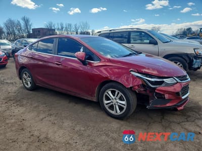 Czwarte zdjęcie samochodu z boku: 2018 CHEVROLET CRUZE LT VIN:1G1BE5SM2J7236495 - miniatura