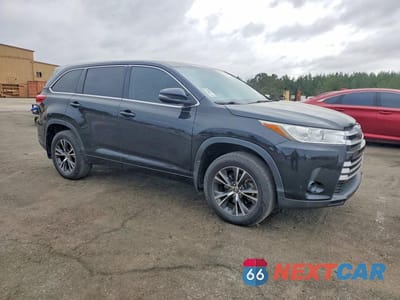 Czwarte zdjęcie samochodu z boku: 2018 TOYOTA HIGHLANDER LE VIN:5TDZARFHXJS037206 - miniatura