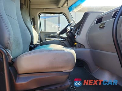 Piąte zdjęcie samochodu w środku: 2019 KENWORTH T680 SEMI TRUCK VIN:1XKYDP9X9KJ241637 - miniatura