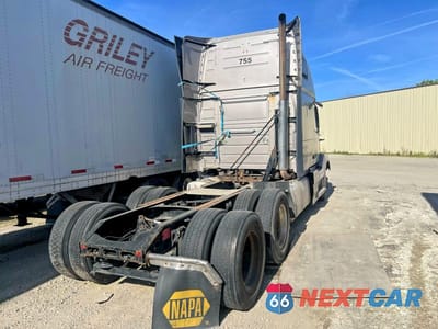 Czwarte zdjęcie samochodu z boku: 2016 VOLVO VN VNL VIN:4V4NC9EH4GN935202 - miniatura