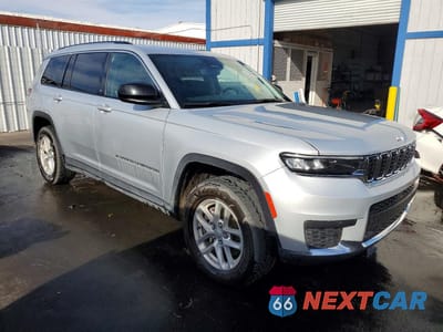 Czwarte zdjęcie samochodu z boku: 2023 JEEP GRAND CHEROKEE L LAREDO VIN:1C4RJKAG6P8805119 - miniatura