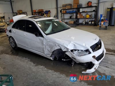 Czwarte zdjęcie samochodu z boku: 2013 MERCEDES-BENZ C 250 VIN:WDDGF4HB4DR268793 - miniatura