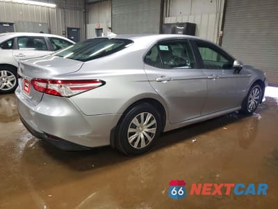 Trzecie zdjęcie samochodu z tyłu: 2020 TOYOTA CAMRY HYBRID LE VIN:4T1C31AK6LU542979 - miniatura