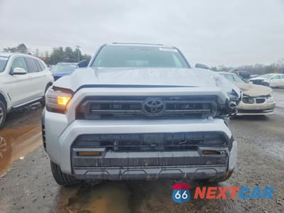 Piąte zdjęcie samochodu w środku: 2025 TOYOTA 4RUNNER SR5 VIN:JTEVA5BR3S5006971 - miniatura