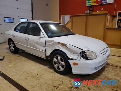 Czwarte zdjęcie samochodu z boku: 2001 HYUNDAI SONATA BASE VIN:KMHWF25S91A411175 - miniatura