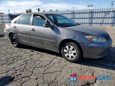 Czwarte zdjęcie samochodu z boku: 2002 TOYOTA CAMRY LE VIN:JTDBE32K720101601 - miniatura
