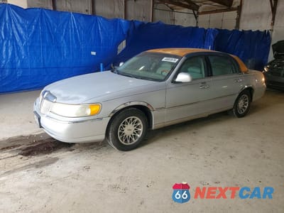 2001 LINCOLN TOWN CAR SIGNATURE 1LNHM82W51Y613544 - główne zdjęcie licytacji z USA - miniatura