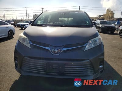 Piąte zdjęcie samochodu w środku: 2019 TOYOTA SIENNA XLE 8-PASSENGER VIN:5TDYZ3DC2KS985612 - miniatura