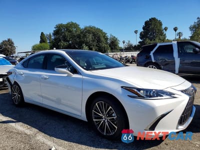 Czwarte zdjęcie samochodu z boku: 2025 LEXUS ES 350 BASE VIN:58ADZ1B17SU211957 - miniatura