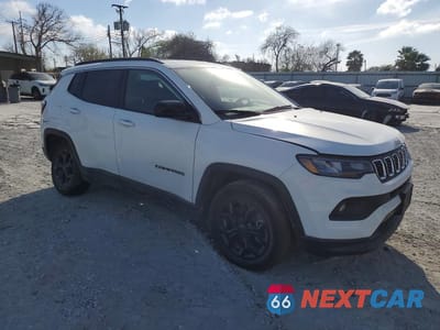 Czwarte zdjęcie samochodu z boku: 2025 JEEP COMPASS LATITUDE VIN:3C4NJDBN9ST577599 - miniatura
