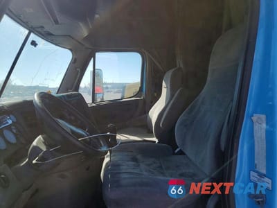 Piąte zdjęcie samochodu w środku: 2013 FREIGHTLINER CASCADIA SEMI TRUCK VIN:1FUJGLDR5DLBA7177 - miniatura