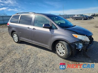 Czwarte zdjęcie samochodu z boku: 2014 TOYOTA SIENNA XLE 8-PASSENGER VIN:5TDYK3DCXES481334 - miniatura