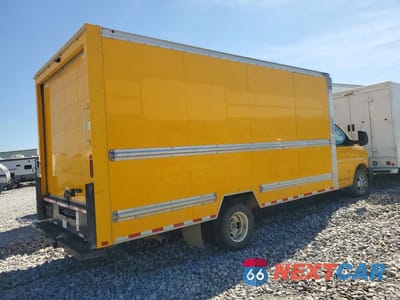Trzecie zdjęcie samochodu z tyłu: 2022 GMC SAVANA BOX TRUCK VIN:7GZ37TC7XNN004007 - miniatura
