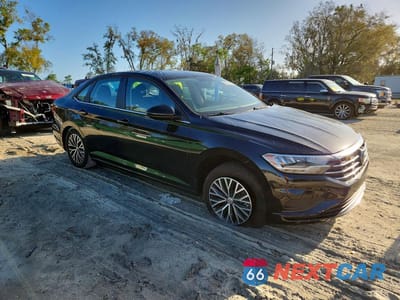 Czwarte zdjęcie samochodu z boku: 2021 VOLKSWAGEN JETTA S VIN:3VWC57BU8MM099805 - miniatura