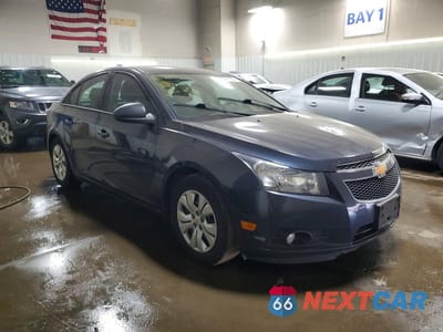 Czwarte zdjęcie samochodu z boku: 2014 CHEVROLET CRUZE LS VIN:1G1PA5SH6E7468835 - miniatura