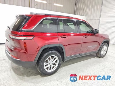 Trzecie zdjęcie samochodu z tyłu: 2025 JEEP GRAND CHEROKEE LAREDO VIN:1C4RJHAG5SC298206 - miniatura