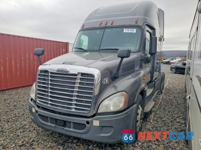 Drugie zdjęcie samochodu z przodu: 2018 FREIGHTLINER CASCADIA 125 SEMI TRUCK VIN:1FUJGLDRXJLJK3369 - miniatura