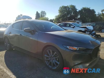 Czwarte zdjęcie samochodu z boku: 2023 MAZDA 3 SELECT VIN:JM1BPAKMXP1616562 - miniatura