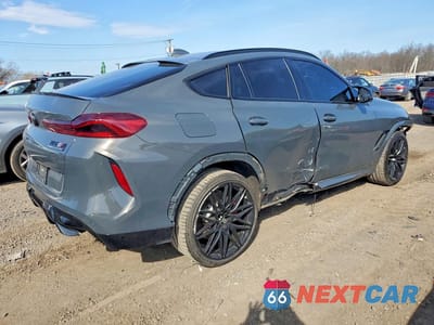 Trzecie zdjęcie samochodu z tyłu: 2022 BMW X6 M VIN:5YMCY0C02N9J90203 - miniatura