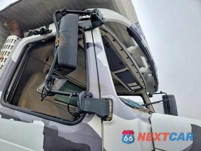 Zdjęcie 9 z 10 samochodu: 2015 VOLVO VHD DUMP TRUCK VIN:4V5KC9EH2FN910764 - miniatura