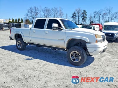 Czwarte zdjęcie samochodu z boku: 2004 CHEVROLET SILVERADO K2500 VIN:1GCGK23U44F203656 - miniatura
