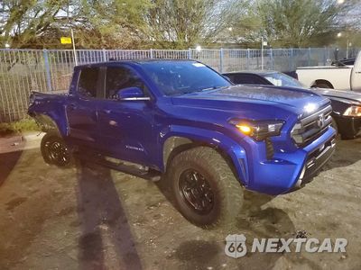 Czwarte zdjęcie samochodu z boku: 2025 TOYOTA TACOMA SR5 VIN:3TMLB5JN9SM162613 - miniatura