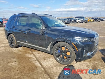 Czwarte zdjęcie samochodu z boku: 2021 BMW X7 XDRIVE40I VIN:5UXCW2C07M9F27460 - miniatura