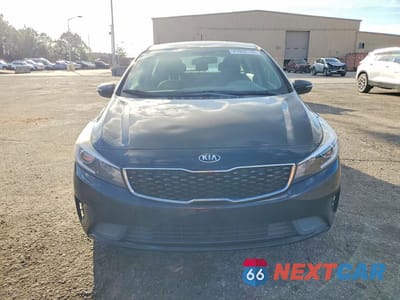Piąte zdjęcie samochodu w środku: 2017 KIA FORTE VIN:KNAFK5A85H5698008 - miniatura