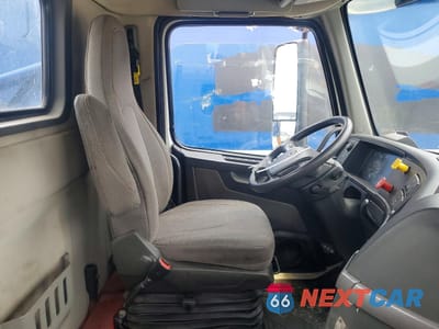 Piąte zdjęcie samochodu w środku: 2019 VOLVO VNR SEMI TRUCK VIN:4V4W19DF2KN217893 - miniatura
