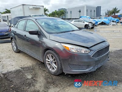 Czwarte zdjęcie samochodu z boku: 2018 FORD FOCUS SE VIN:1FADP3FE9JL325317 - miniatura