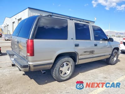 Trzecie zdjęcie samochodu z tyłu: 1999 CHEVROLET TAHOE C1500 VIN:1GNEC13R3XJ551161 - miniatura