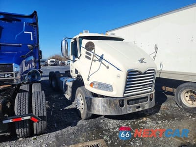 2016 MACK CXU613 SEMI TRUCK 1M1AW07Y6GM060754 - główne zdjęcie licytacji z USA - miniatura