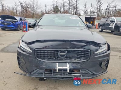 Piąte zdjęcie samochodu w środku: 2022 VOLVO S60 B5 MOMENTUM VIN:7JRL12TC9NG192739 - miniatura