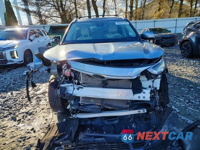 Piąte zdjęcie samochodu w środku: 2022 TOYOTA HIGHLANDER XLE VIN:5TDHZRBH3NS233195 - miniatura