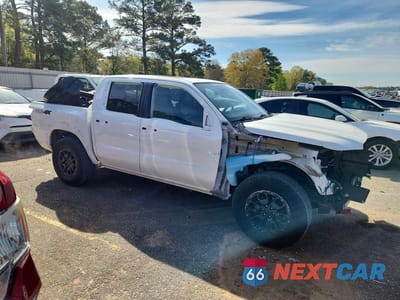 Czwarte zdjęcie samochodu z boku: 2023 NISSAN FRONTIER PRO-4X VIN:1N6ED1EKXPN622366 - miniatura