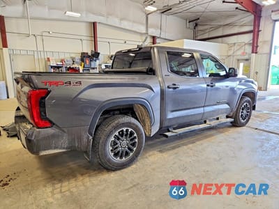 Trzecie zdjęcie samochodu z tyłu: 2024 TOYOTA TUNDRA SR5 VIN:5TFLA5DB2RX218349 - miniatura