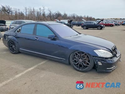 Czwarte zdjęcie samochodu z boku: 2013 MERCEDES-BENZ S 550 4MATIC VIN:WDDNG9EB0DA526067 - miniatura