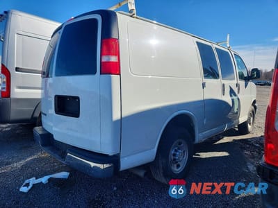 Trzecie zdjęcie samochodu z tyłu: 2017 CHEVROLET EXPRESS 2500 CARGO UTILITY / SERVICE VAN VIN:1GCWGAFF6H1346762 - miniatura