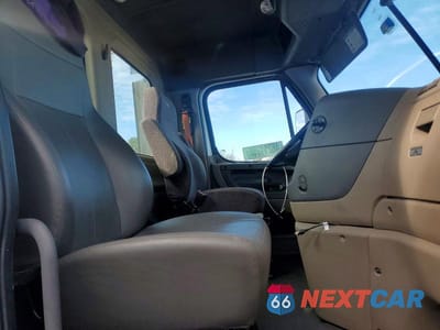 Piąte zdjęcie samochodu w środku: 2016 FREIGHTLINER CASCADIA 125 SEMI TRUCK VIN:1FUBGEDV9GLHC5653 - miniatura