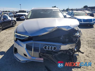 Piąte zdjęcie samochodu w środku: 2019 AUDI E-TRON PRESTIGE VIN:WA1VABGE1KB013289 - miniatura