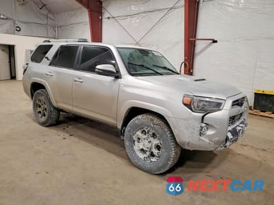 Czwarte zdjęcie samochodu z boku: 2022 TOYOTA 4RUNNER TRD OFF-ROAD PREMIUM VIN:JTERU5JRXN6000772 - miniatura