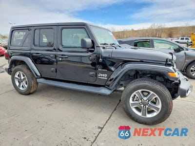 Czwarte zdjęcie samochodu z boku: 2021 JEEP WRANGLER UNLIMITED SAHARA VIN:1C4HJXEN0MW545101 - miniatura