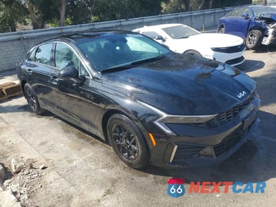 Czwarte zdjęcie samochodu z boku: 2025 KIA K5 LXS VIN:KNAG24J75S5357933 - miniatura