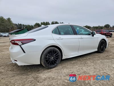 Trzecie zdjęcie samochodu z tyłu: 2022 TOYOTA CAMRY HYBRID XSE VIN:4T1K31AK0NU590685 - miniatura