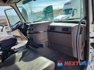Piąte zdjęcie samochodu w środku: 2017 VOLVO VNL SEMI TRUCK VIN:4V4N39TG6HN988155 - miniatura