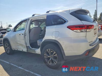 Drugie zdjęcie samochodu z przodu: 2018 TOYOTA HIGHLANDER LE VIN:5TDZARFH1JS034873 - miniatura