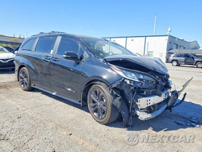 Czwarte zdjęcie samochodu z boku: 2025 TOYOTA SIENNA XSE 7-PASSENGER VIN:5TDCRKEC3SS229998 - miniatura