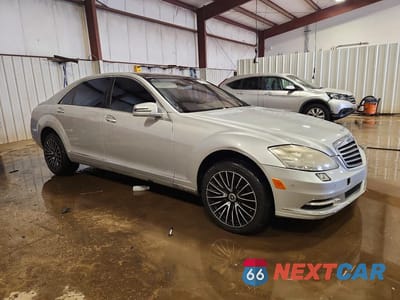 Czwarte zdjęcie samochodu z boku: 2010 MERCEDES-BENZ S 550 4MATIC VIN:WDDNG8GBXAA312755 - miniatura