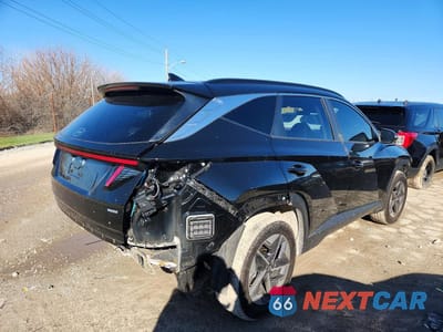 Trzecie zdjęcie samochodu z tyłu: 2026 HYUNDAI TUCSON SEL PREMIUM VIN:5NMJCCDE3TH622647 - miniatura
